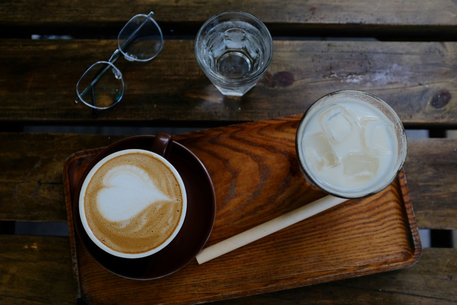 Waarom krijg je vaak een glas water bij de koffie?